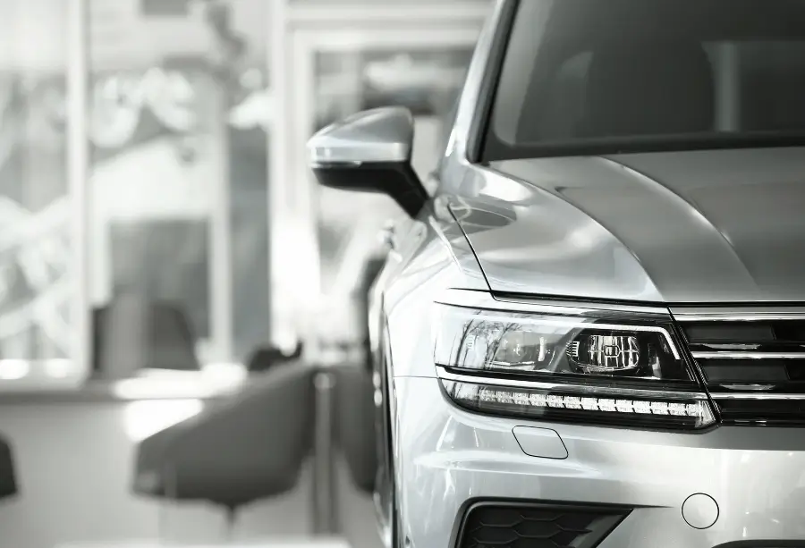 Frontansicht eine Autos im Autohaus. Ihr Autohändler Gießen.